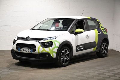 La Citrole est garée dans un garage dont le sol est recouvert d'un motif à damier.