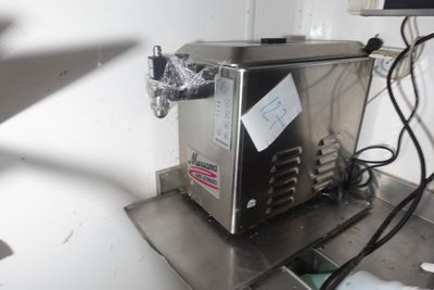 une machine posée sur un comptoir