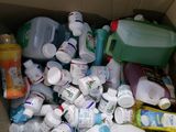 une boîte en carton remplie de nombreuses bouteilles de toutes sortes