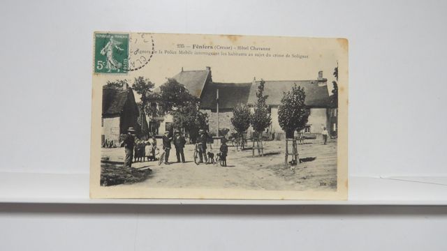 Féniers : Agents de la Police interrogeant les habitants au sujet...