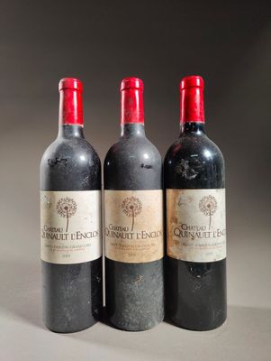 trois bouteilles de vin rouge sont alignées sur une table