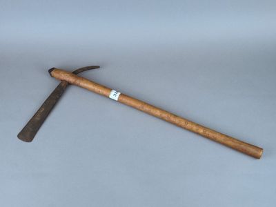 un gros plan d'un marteau et d'un marteau posé sur une table