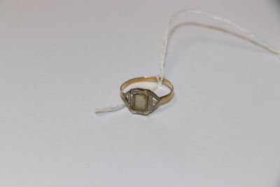 une bague posée sur une table