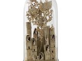 une cloche en verre sous laquelle figure l'image d'une ville