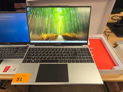 deux ordinateurs portables posés sur une table