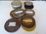 de nombreuses boîtes de conserve posées sur une table