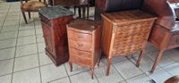 Commode marquetée à trois tiroirs.