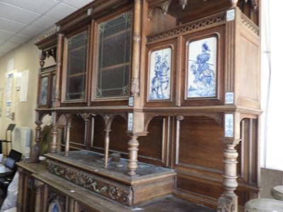 une grande armoire en bois décorée de motifs bleus et blancs