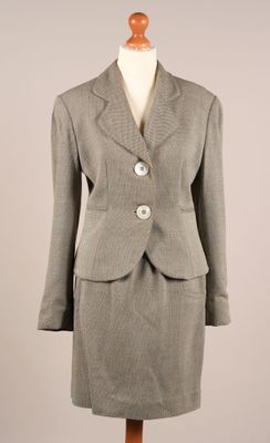 une image d'un tailleur et d'une jupe de femme sur un mannequin