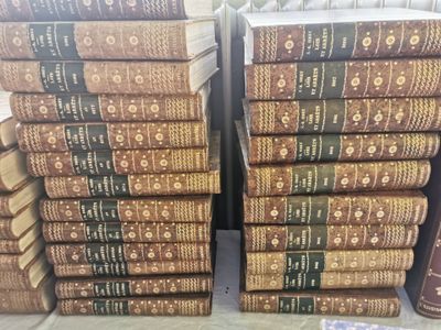 de nombreux livres empilés sur le sol