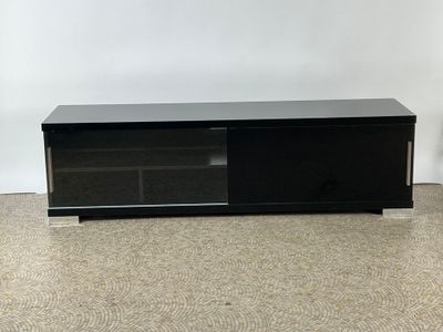 une photo d'un meuble TV noir avec une porte en verre