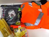 un gilet de sécurité orange et d'autres objets dans une boîte