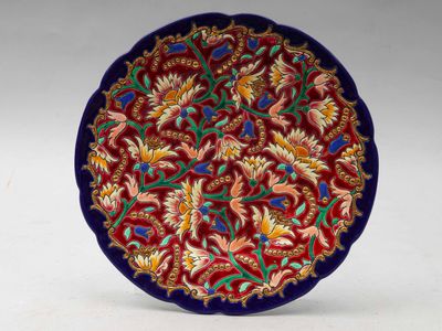 l'image d'une assiette décorative ornée de fleurs