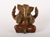 statue d'un éléphant tenant une fleur dans sa patte droite