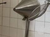 une photo d'une salle de bains avec un urinoir et un lavabo