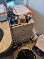 Bureau en mélaminé clair avec caisson intégré à trois tiroir… (photo 2)