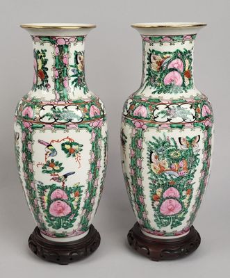 paire de vases chinois décorés de fleurs et d'oiseaux, posés sur un socle