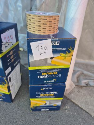 trois tubes de dentifrice posés par terre les uns à côté des autres