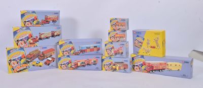 de nombreux types de jouets pour enfants qui sont posés sur la table