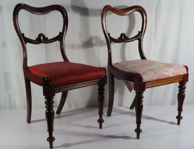 deux chaises placées l'une à côté de l'autre sur une surface blanche