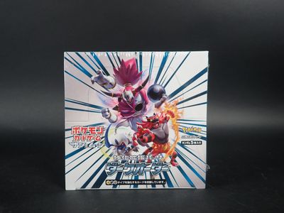un gros plan sur une boîte sur laquelle figure une figurine de Pokémon