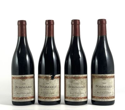 trois bouteilles de vin sont alignées sur une surface blanche