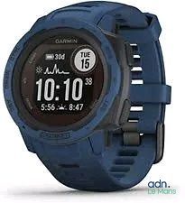 un gros plan d'une montre sur fond blanc, avec un bracelet bleu