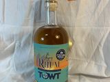 une bouteille de rhum posée sur une table