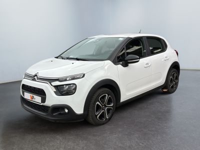 Une Citroën blanche est garée dans une pièce blanche