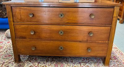 Commode en bois naturel. Début XIXème.