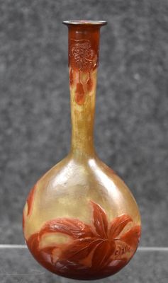 un vase en verre orné d'un motif floral