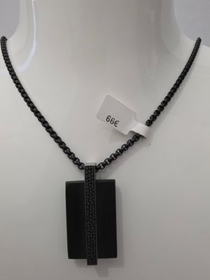 gros plan d'un collier sur un mannequin mannequin