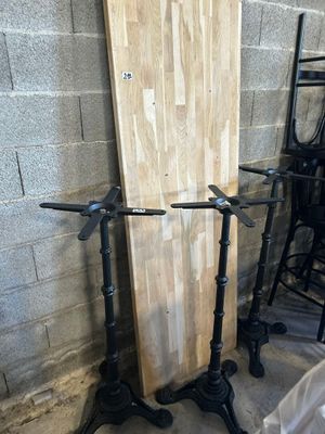 une planche de surf posée sur un support