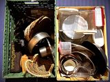 une boîte verte remplie de divers ustensiles de cuisine