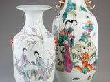 deux vases posés l'un à côté de l'autre sur une table