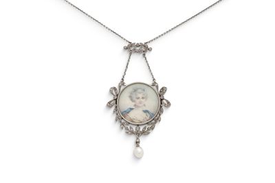 un collier ancien en argent orné du portrait d'une femme et d'une perle