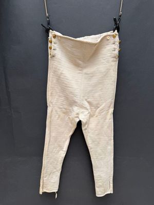 une photo d'un pantalon suspendu à une corde à linge