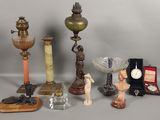 un grand nombre d'objets différents posés sur une table