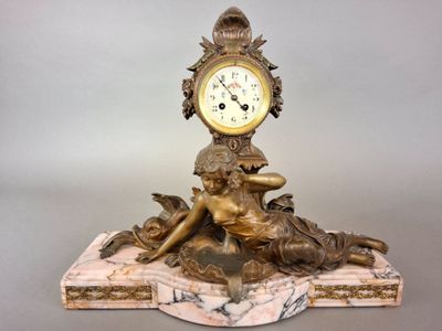 une horloge posée sur un socle en marbre