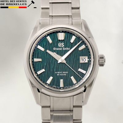 gros plan d'une montre-bracelet avec un cadran bleu