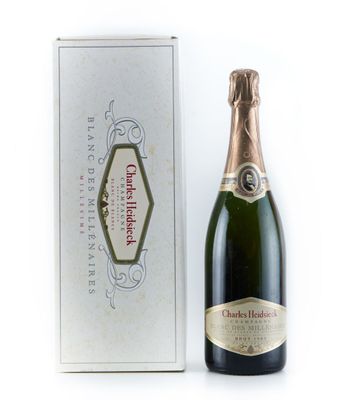 l'image d'une bouteille de champagne à côté d'un carton de vin