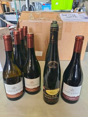 plusieurs bouteilles de vin sont alignées sur une table