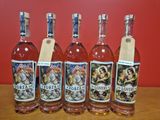 quatre bouteilles de vin sont alignées sur une table