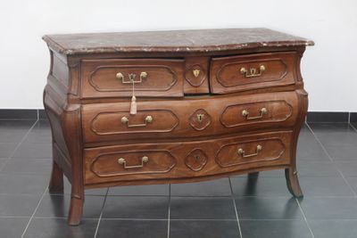 une commode en bois avec un plateau en marbre
