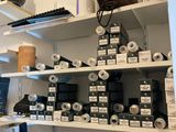 de nombreux objets sur les étagères de la pièce