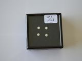 une petite boîte contenant quatre boutons