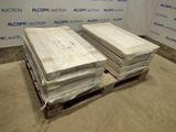 deux palettes de bois sont posées sur une palette devant un mur