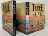 Les trois livres sont posés sur une surface blanche.