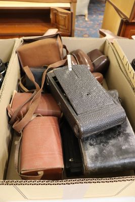 de nombreux bagages dans un carton posé par terre