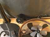 deux types de ventilateurs posés sur une table